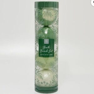 NWT Bath Bomb Gift Set for Women, 4 Pieces Bath and Body Gift Set